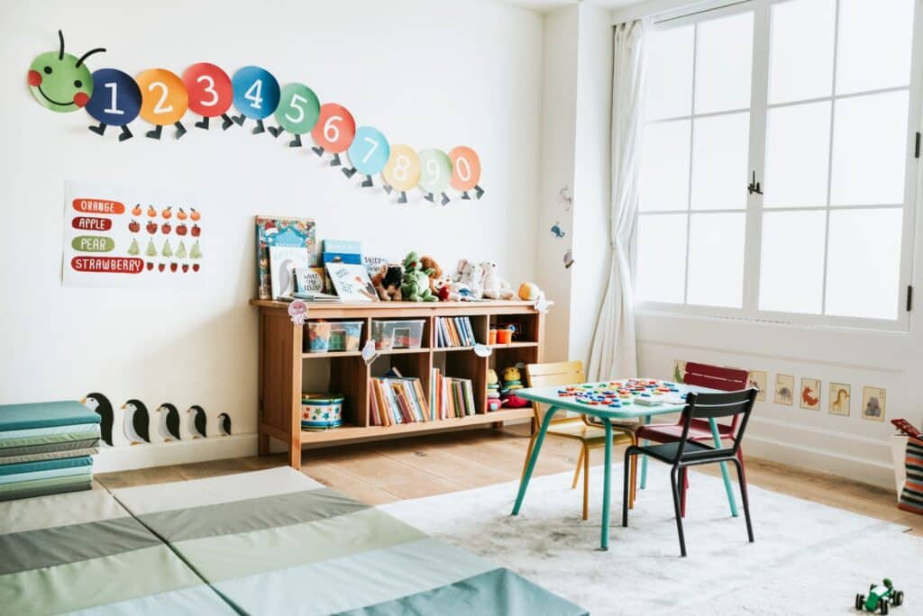 Reinigungsplan Kindergarten: sauberer Gruppenraum einer Kita