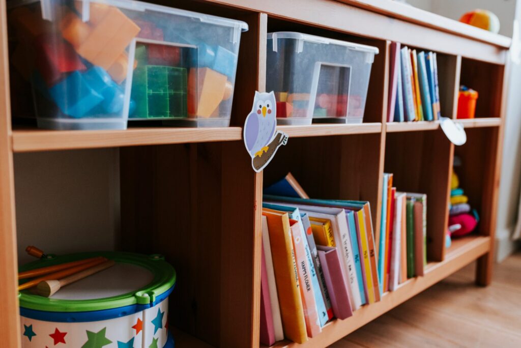 Reinigungsplan Kita: Spielzeug und Regale im Kindergarten werden wöchentlich gereinigt